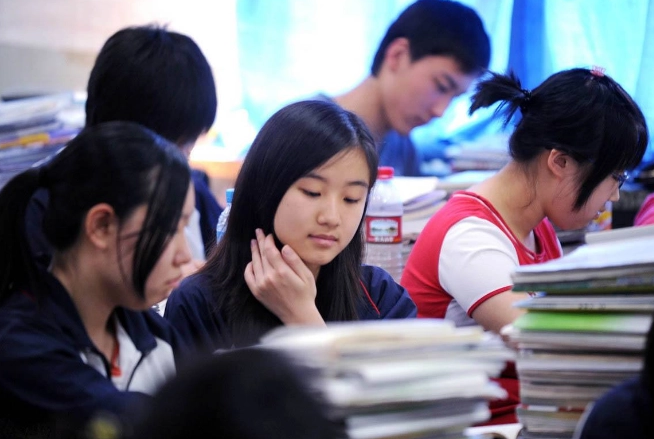 大学生街头采访，“985第一名”和“清北倒数第一”，你选择哪个