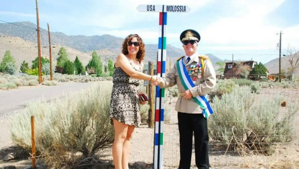 摩洛希亚(摩洛希亚:美国境内小国,领土战争击败美国,人口增长靠总统