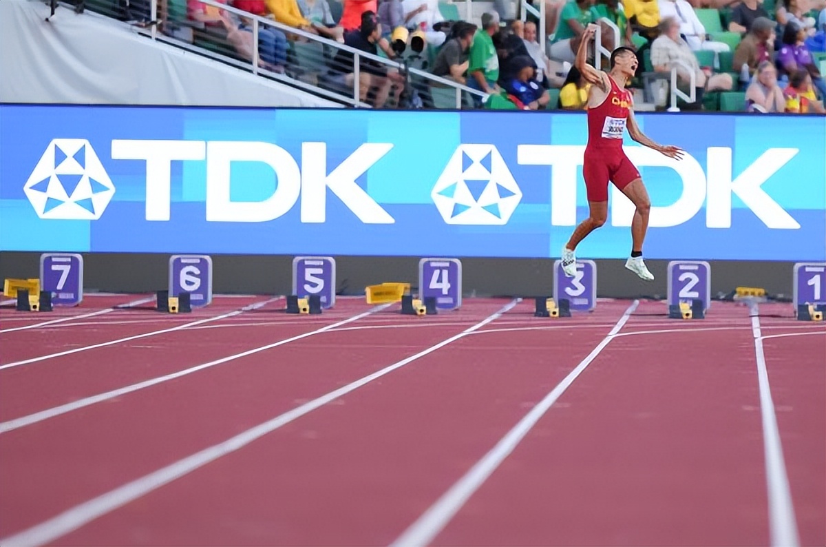 易烊千玺考编霸屏热搜，然而这个中国男孩刚刚在美国创造了历史