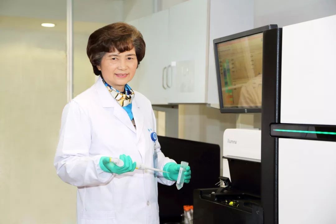 李兰娟，从无钱上学到村医到卫生厅长再到院士，母亲：唉，苦的