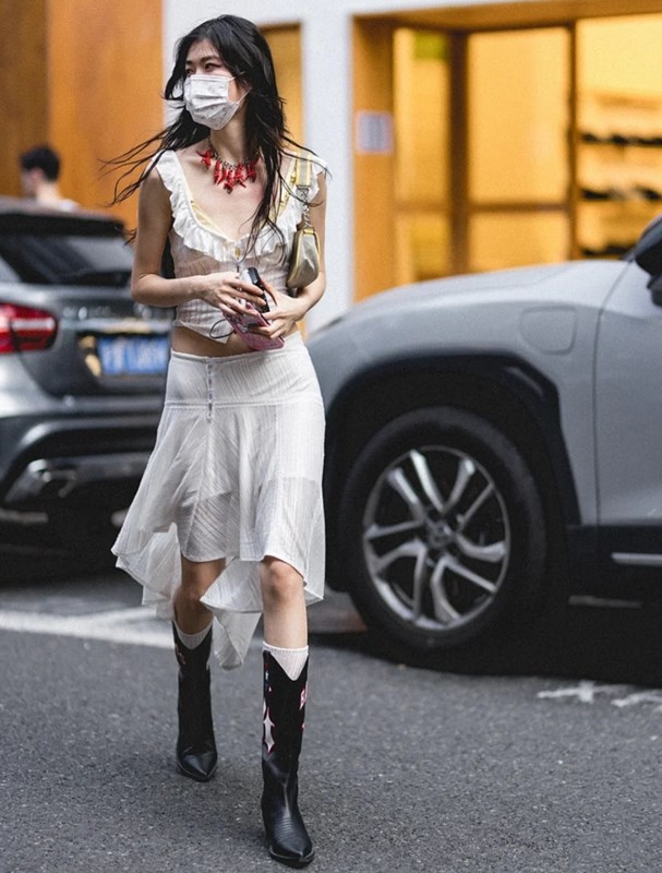 正儿八经的衣服没人穿了吗？“不对称的裙子”怎么这么流行