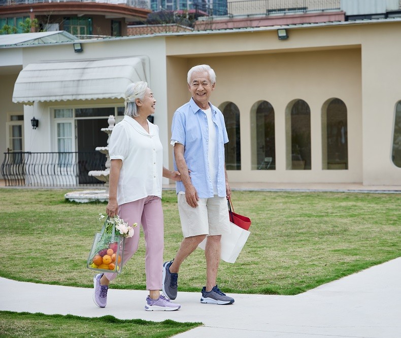 夏天给家里老人买什么鞋更合适？试试这双足力健薄荷老人鞋