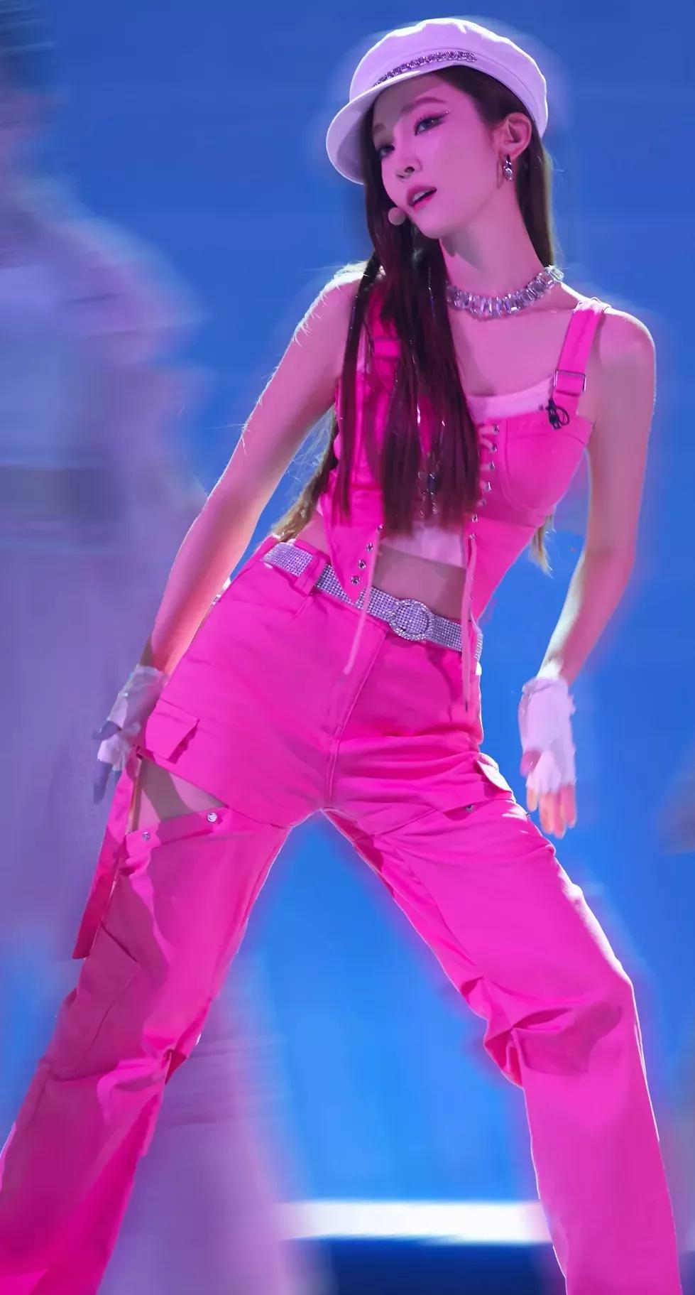 郑秀妍美丽动人