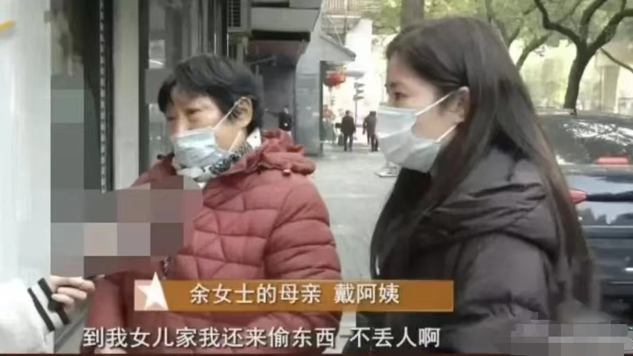 浙江，杭州,一老人去买肉，过秤后将两袋不同的肉装进一个袋子