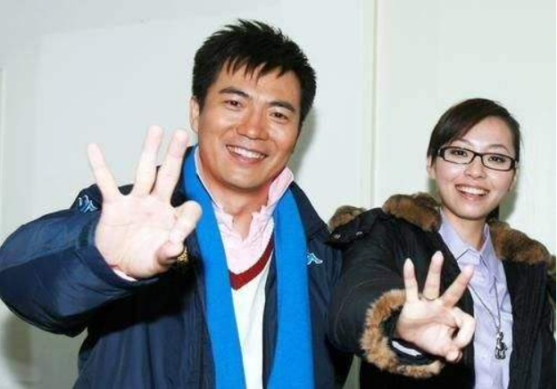 女足夺冠了，这个54岁的男人在演播厅哭了