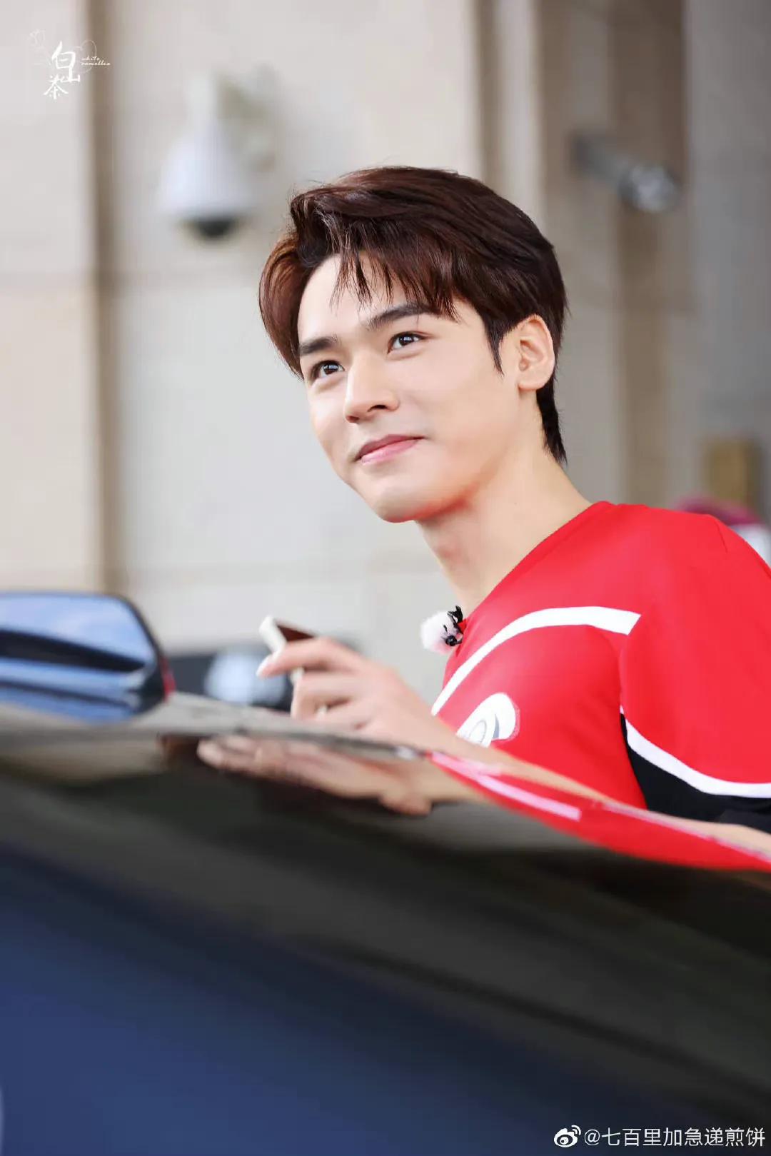 综艺《极限挑战》横店路透中帅气的龚俊