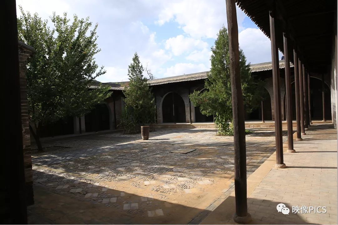 诞生在历史褶皱里的《红色银行》（张卫平）