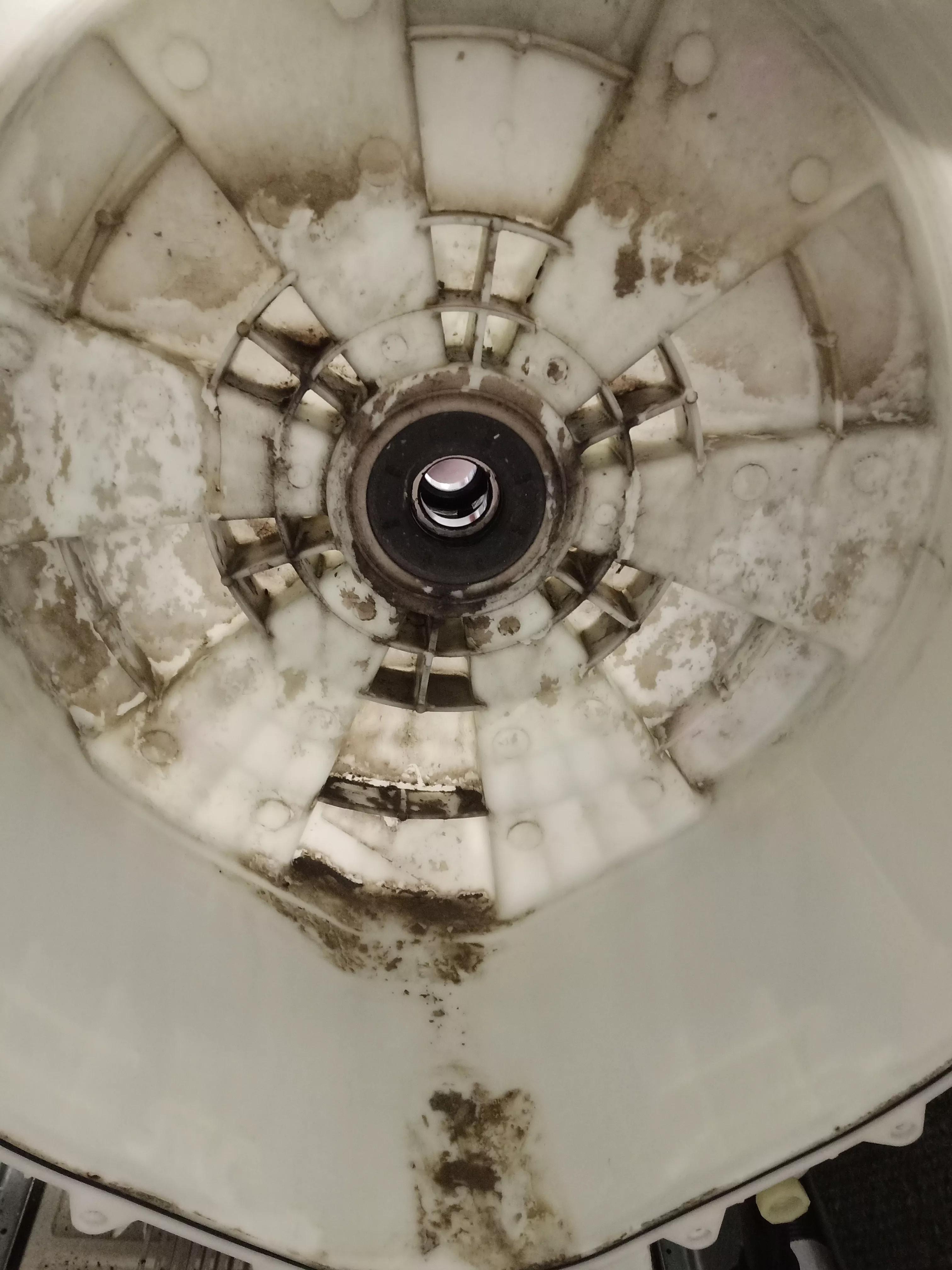 拆开后的全自动滚筒洗衣机