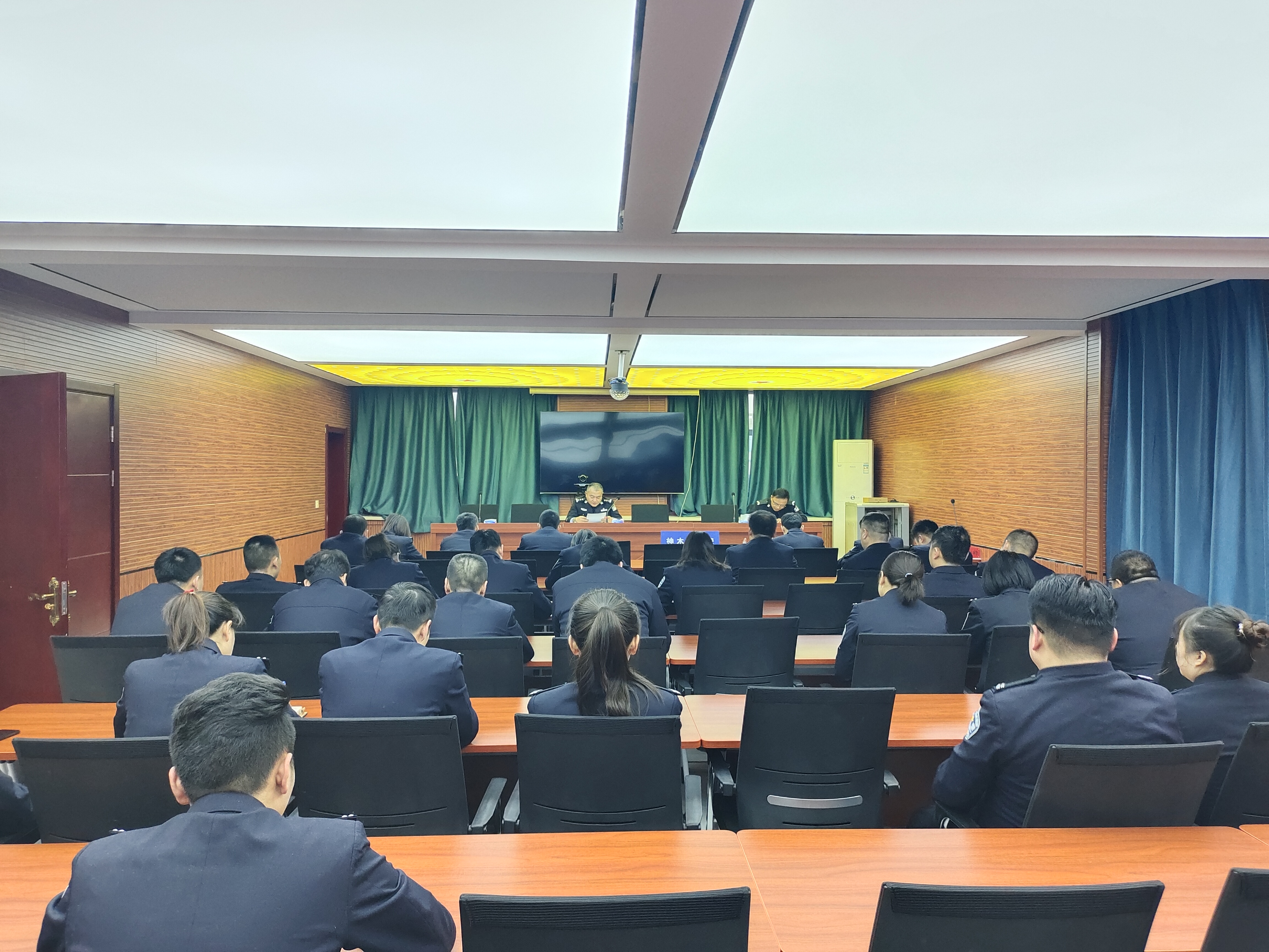 神木公安大柳塔派出所组织民辅警学习《反有组织犯罪法》