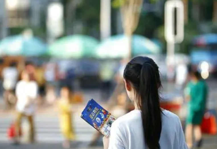 大学生要生活费火了，不料被中间人截胡，一场家庭“大战”免不了