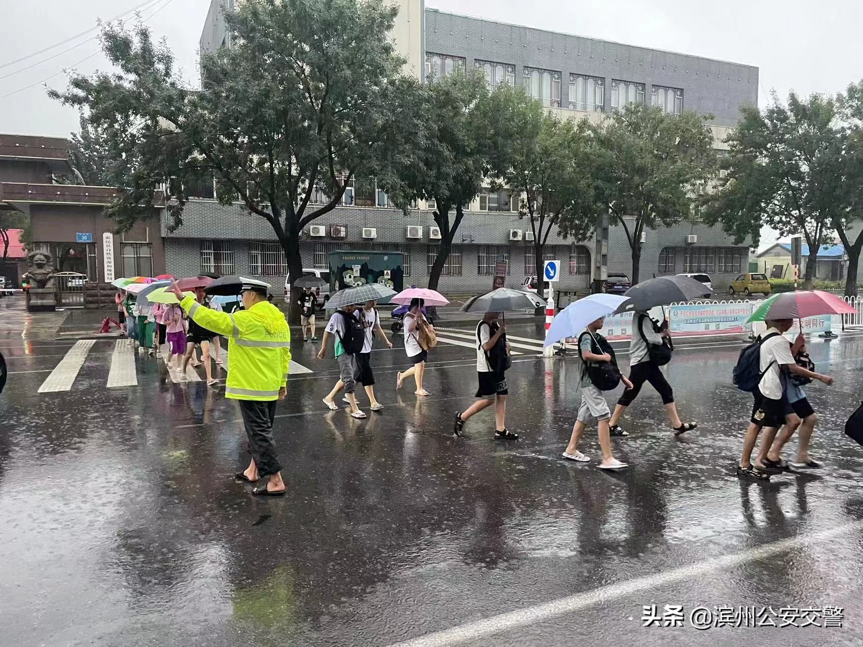 从黑夜到黎明 滨州交警严防死守应对暴雨恶劣天气