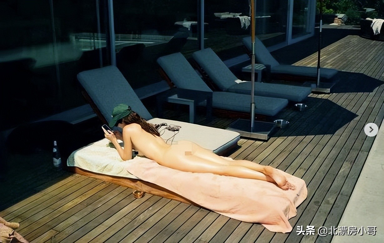 26岁的肯德尔与德文分手后只戴棒球帽晒日光浴，网友：分手了？