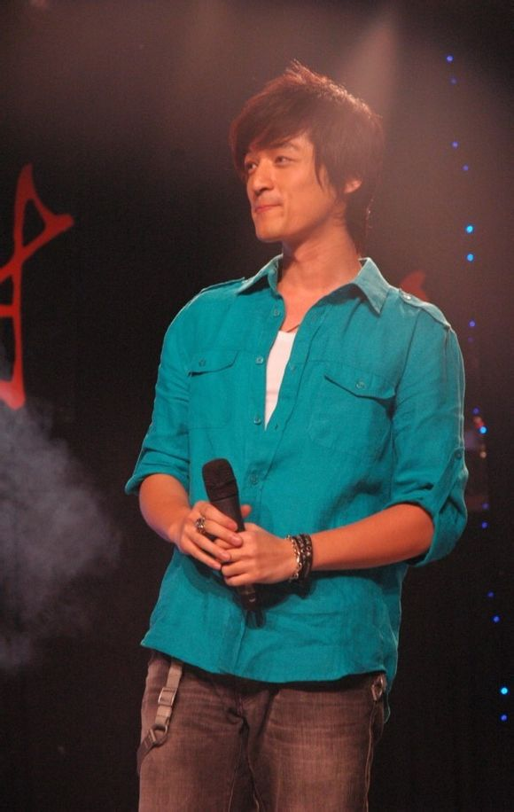 胡歌爸爸胡逸材：前卫的教育助孩子成才，为他的终身大事操碎了心