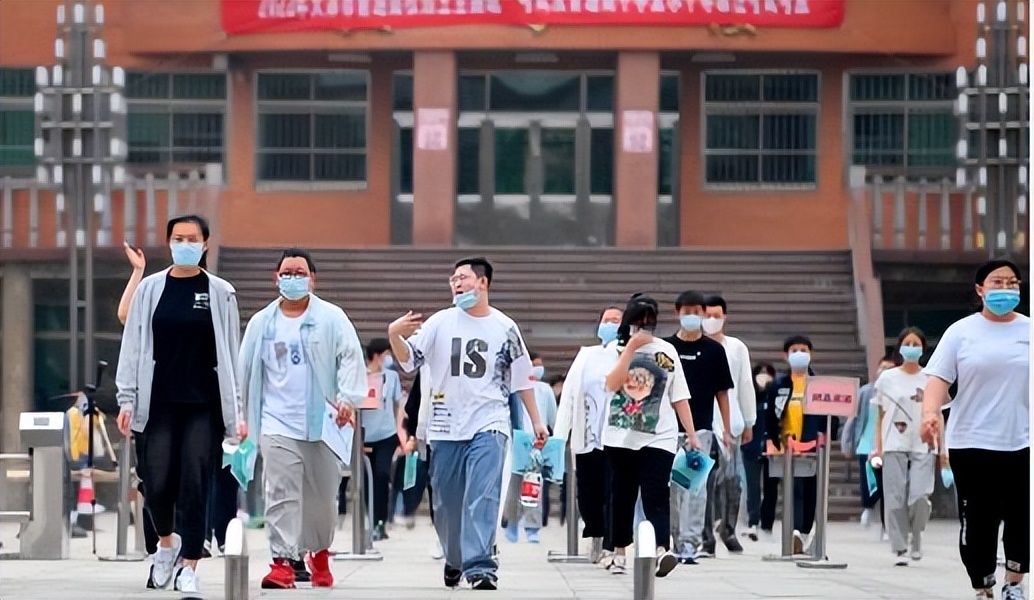 今年数学究竟有多难，数学老师亲自做题，网友：想抱抱今年的考生