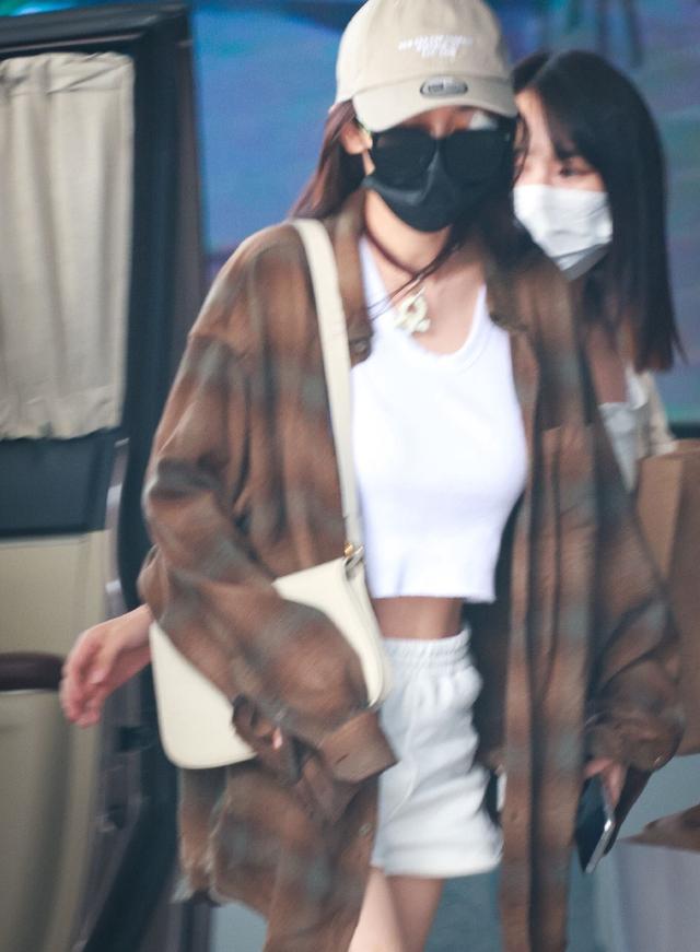 杨幂现身机场，一身清凉的穿着，大显身材