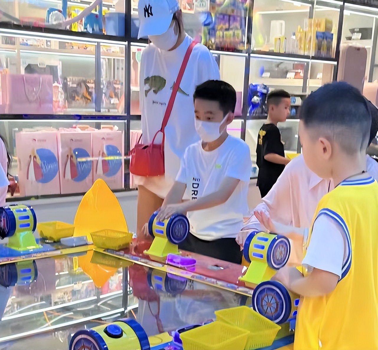 应采儿探班陈小春，带儿子游乐场玩耍，Jasper与小朋友互动好可爱