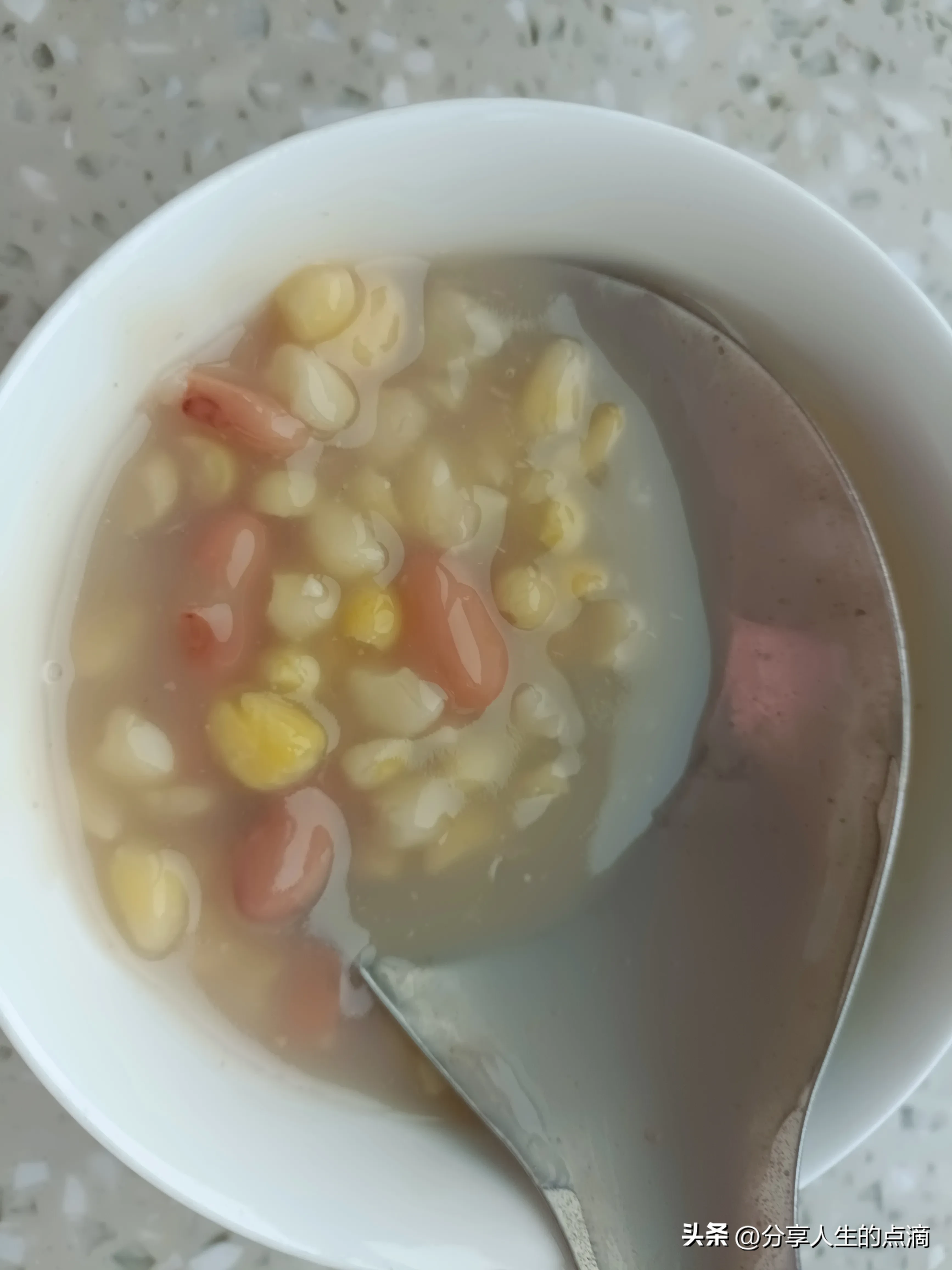 买带鱼挑选国产的好还进口的好吃(去市场买带鱼，有些人，可能不知道怎么挑选，买错了)