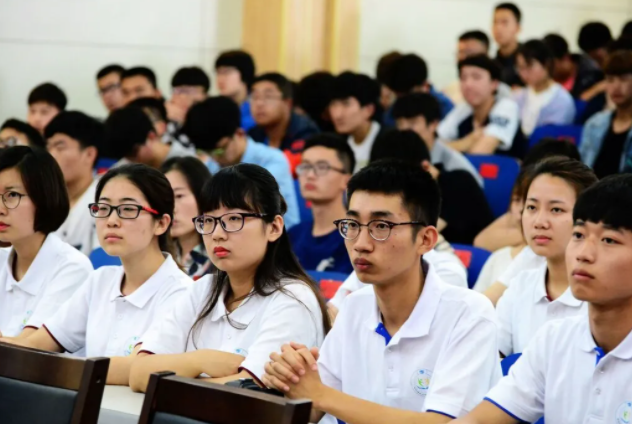 大学入党命运掌握在谁手里，辅导员还是党支部书记？学生早做准备