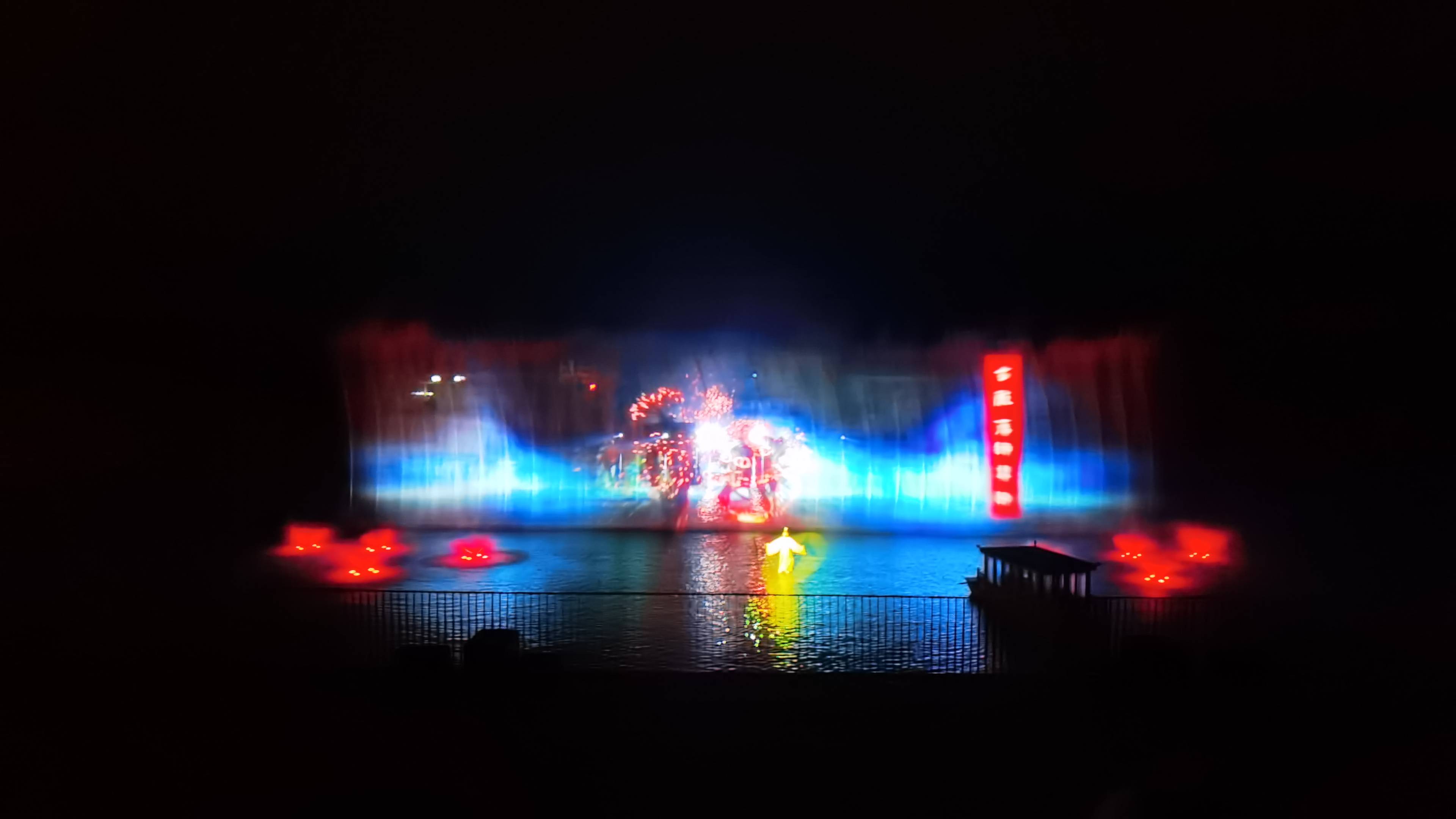 一维喷泉水幕+全息投影，演绎动态水景艺术