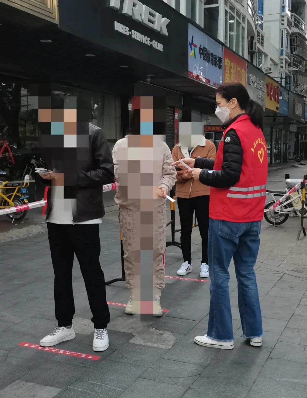 袁咏仪在街头做防疫志愿者，打扮低调朴素难掩好气质，亲和力满分