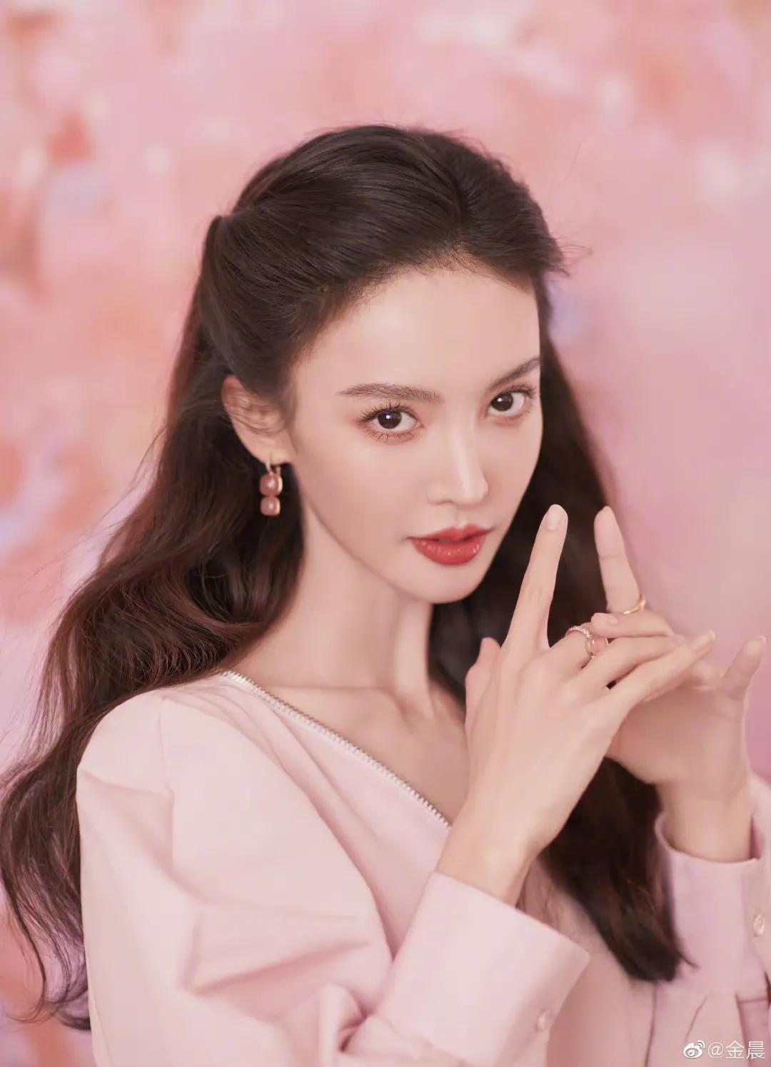 金晨、白鹿淡妆浓抹总相宜，自拍库存平易近人，领家妹妹即视感