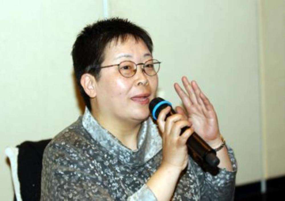 至今未婚的8位央视主持人，最大的61岁最小的33岁，个个才华横溢