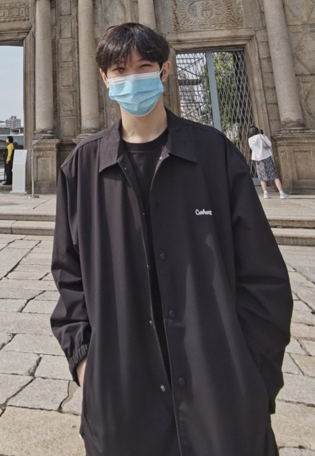 袁咏仪儿子晒澳门旅行照，15岁魔童高大帅气，文案被指求生欲满满