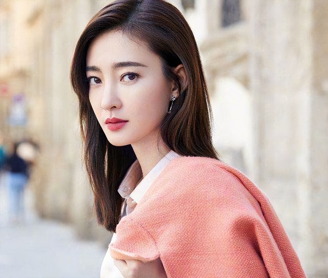 女人颜值最好看的巅峰期是28岁吗,从多少岁颜值开始下降? 第3张