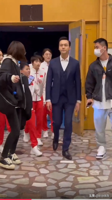 陈伟霆:全红婵是团宠大家很疼她,聊着聊着走错了方向被师姐叫回去