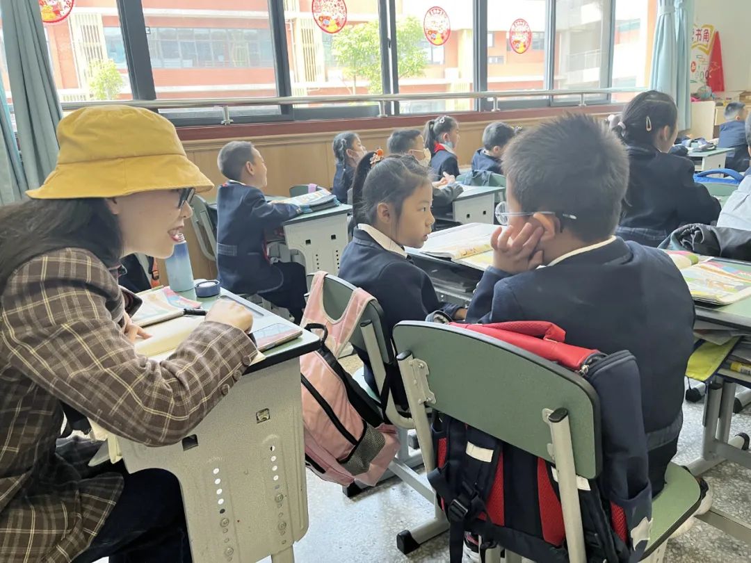 双流区英语教研员尚梅林莅临双实外指导二年级英语区级公开课