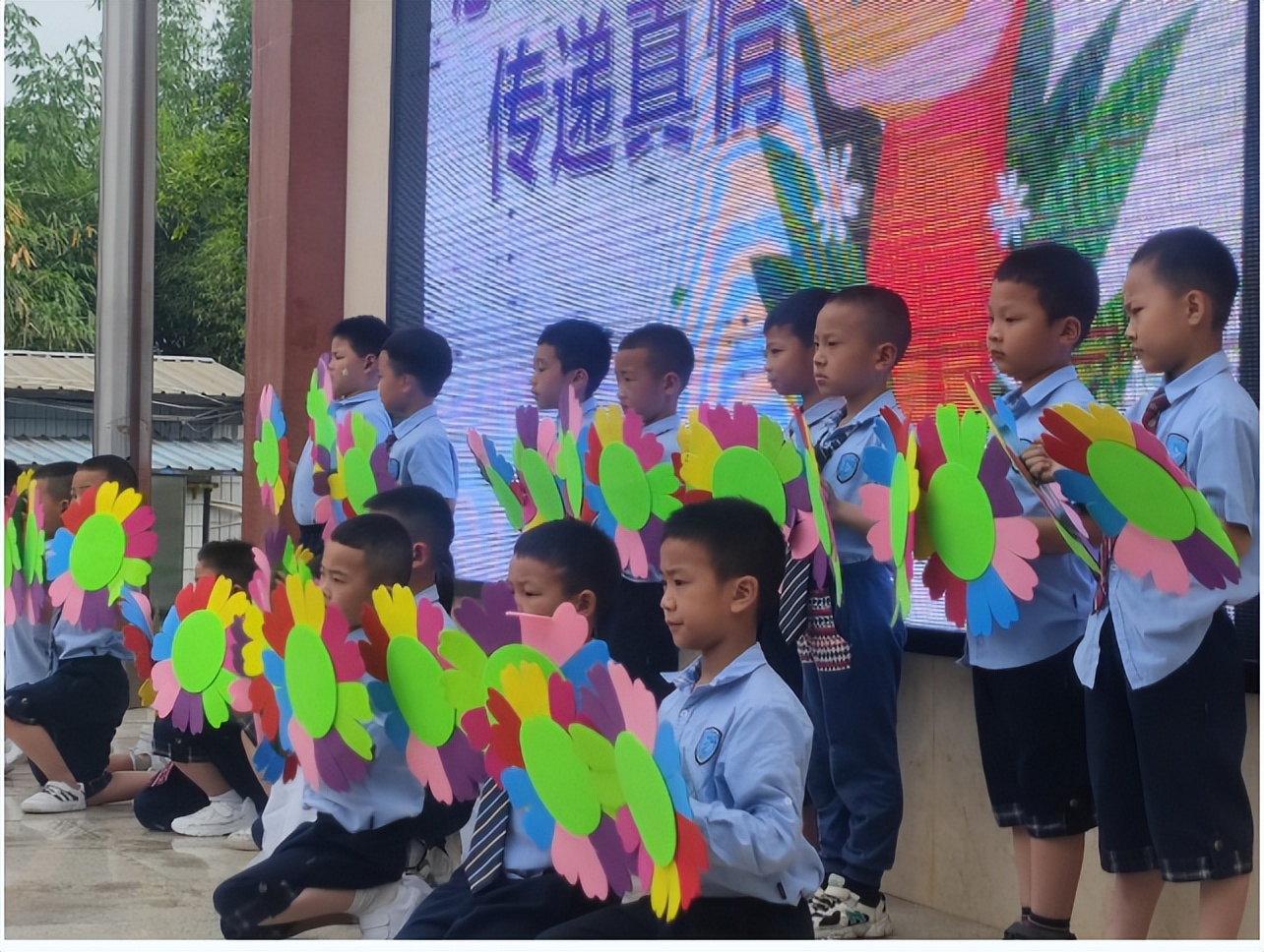 天府新区白沙小学举行1.1班和1.2班“母亲节”国旗下讲话展示活动