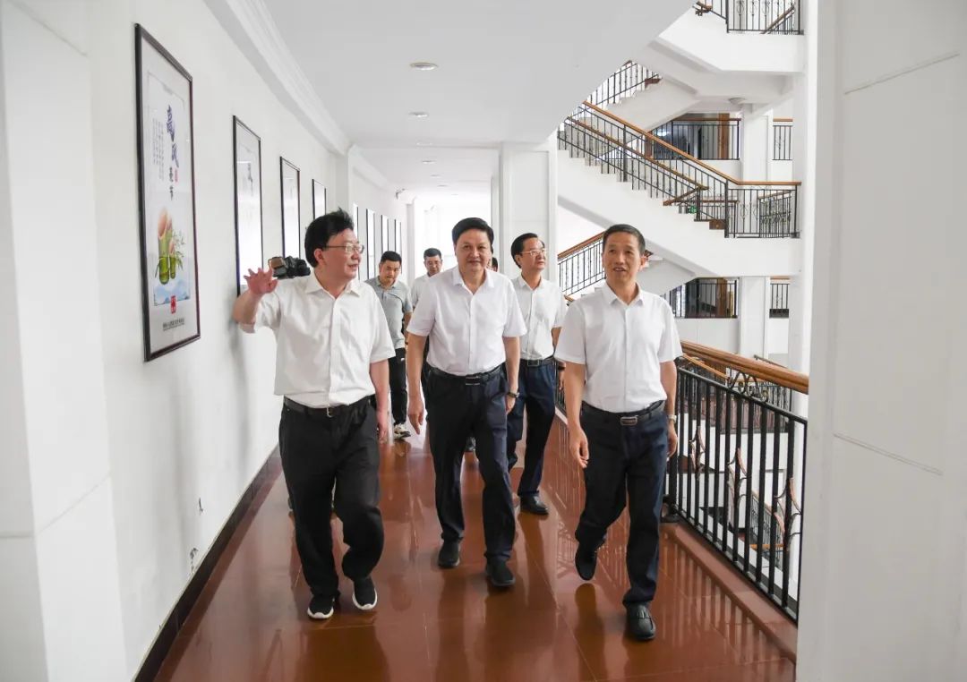 许忠建走访市人大常委会、市政府、市政协机关时强调 奋发图强 争先进位 齐心协力把怀化的工作做得更好