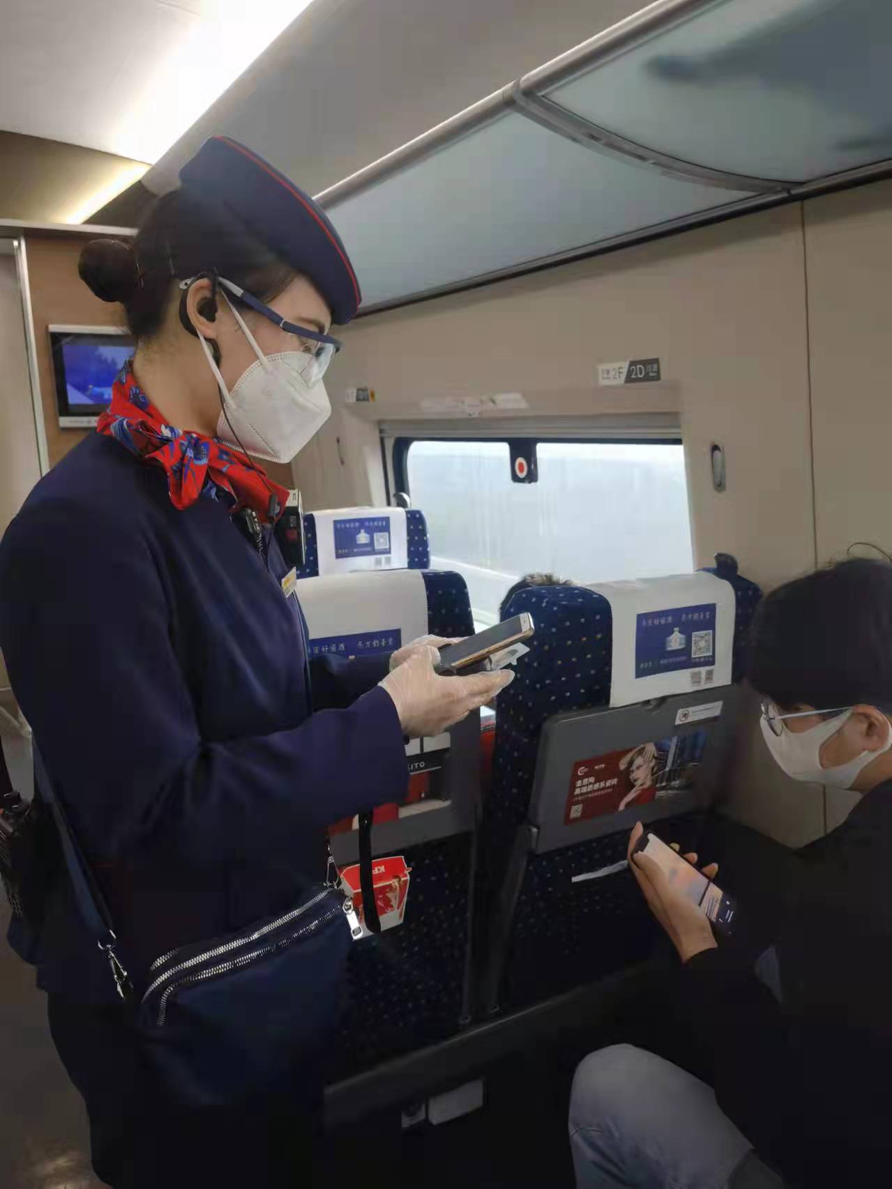 郑州高铁三队列车长李坤安抚帮助遗失身份证旅客