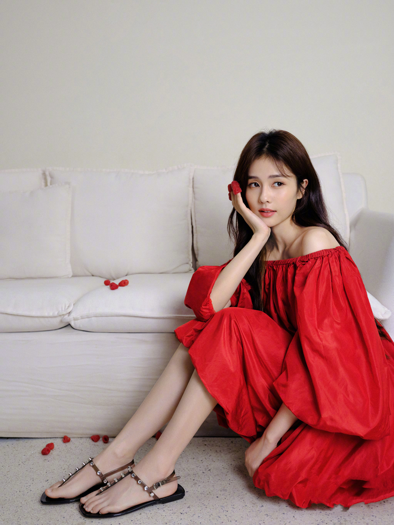 女神白鹿坐在竹筏上拍唯美写真,新造型让人眼前一亮