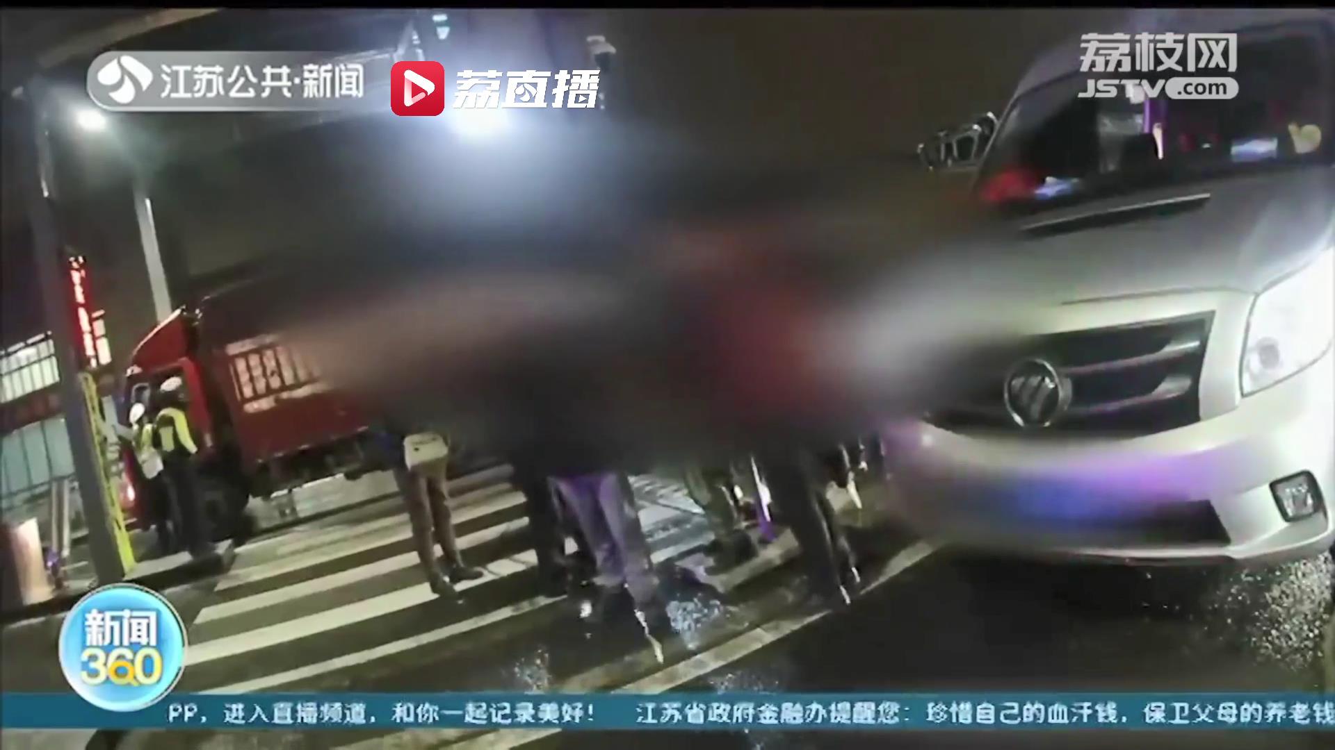 面对检查司机辩称货车内只装了工具 交警打开车门被吓一跳：算上驾驶员坐了31个人，而车核载是3人