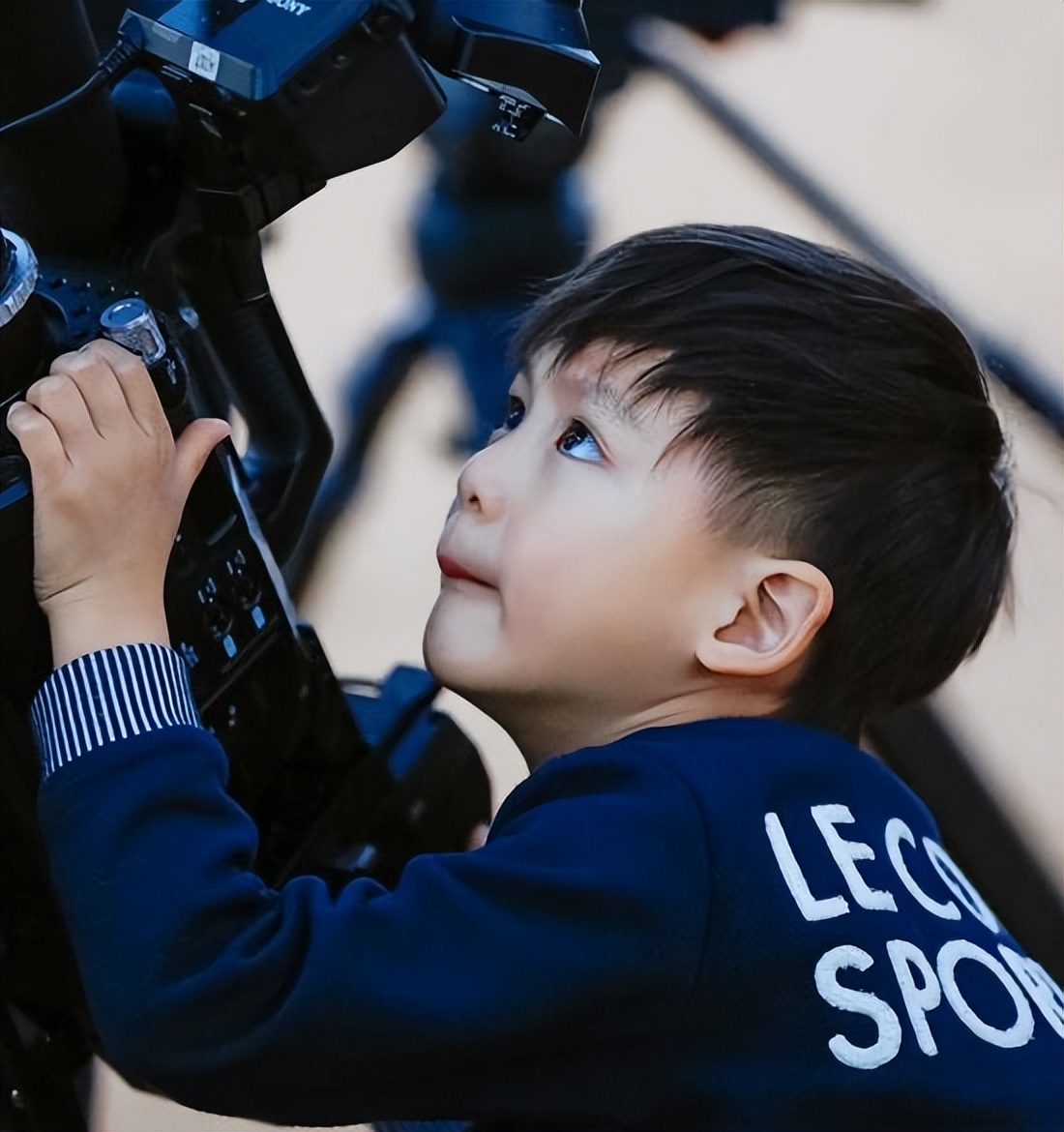 "风度翩翩"小亮仔:搀扶阿拉蕾,安慰小泡芙,田亮如何育出