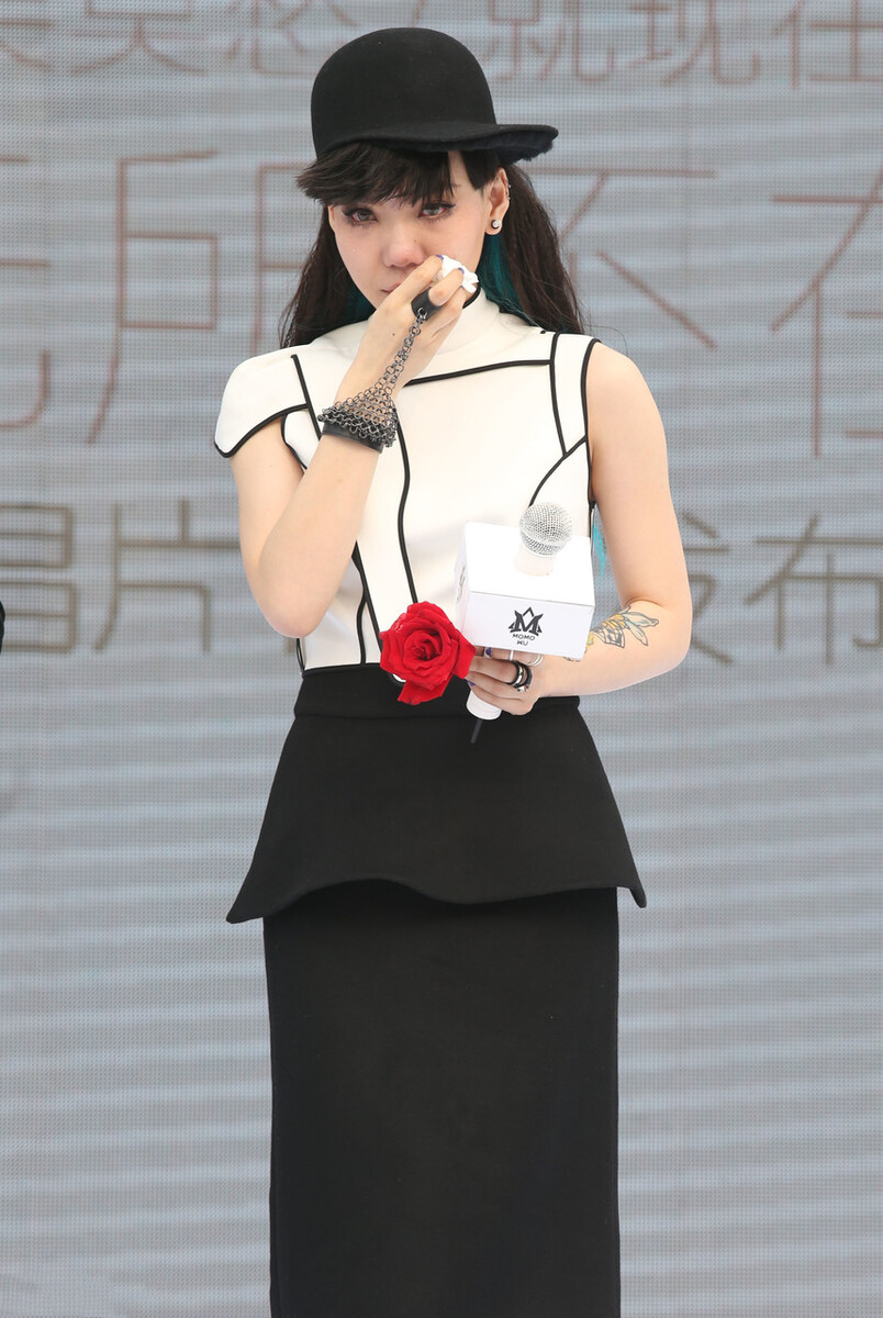 过气女明星窘况：街头卖唱、破产、卑微求工作，风光不再