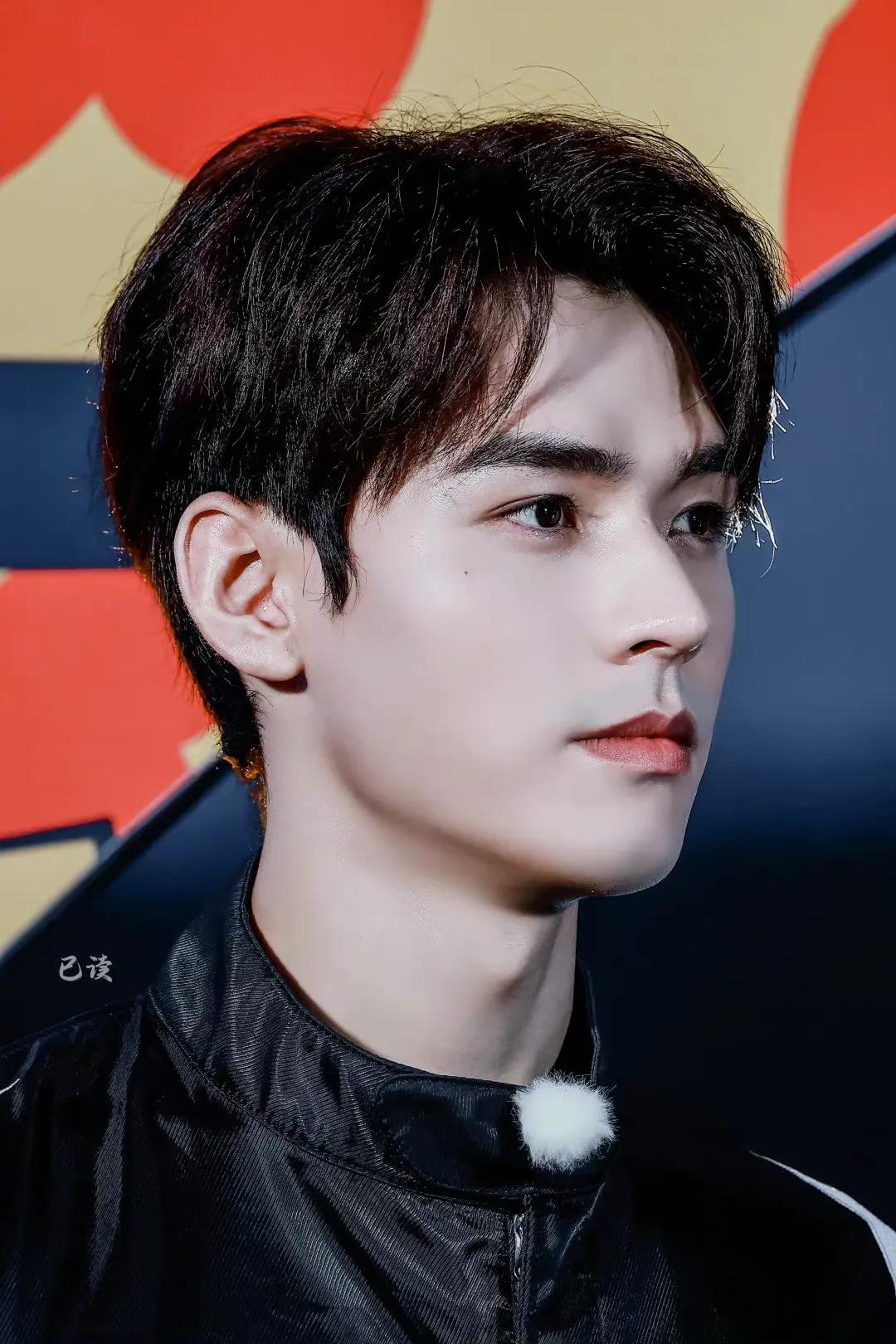 综艺《极限挑战》横店路透中帅气的龚俊