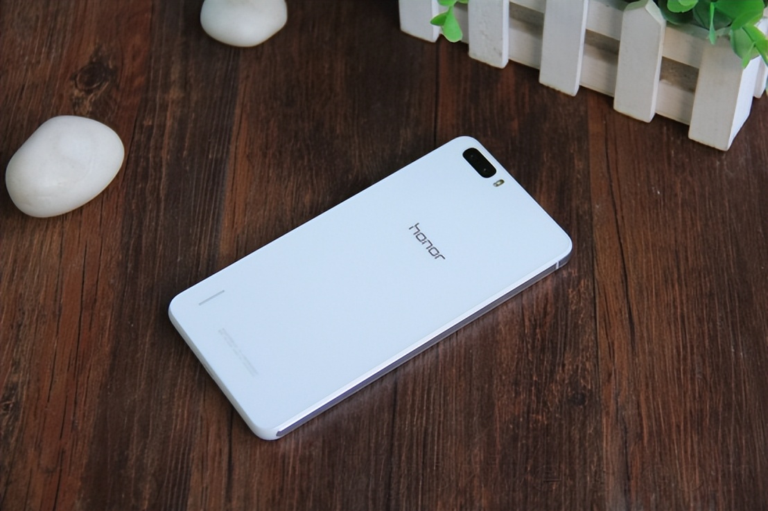 3款品控最严格的手机：华为用枪射，酷派上火烤，网友：都是狠人