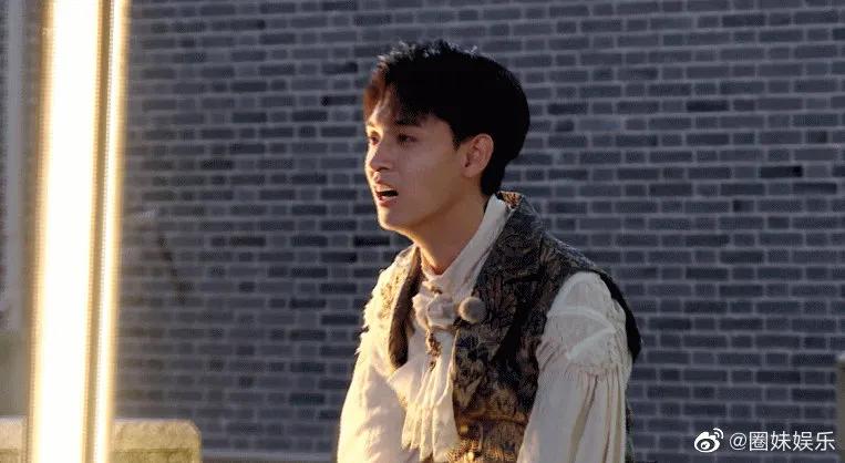 综艺《奔跑吧》最新一期来啦！有精彩的撕名牌大战哦