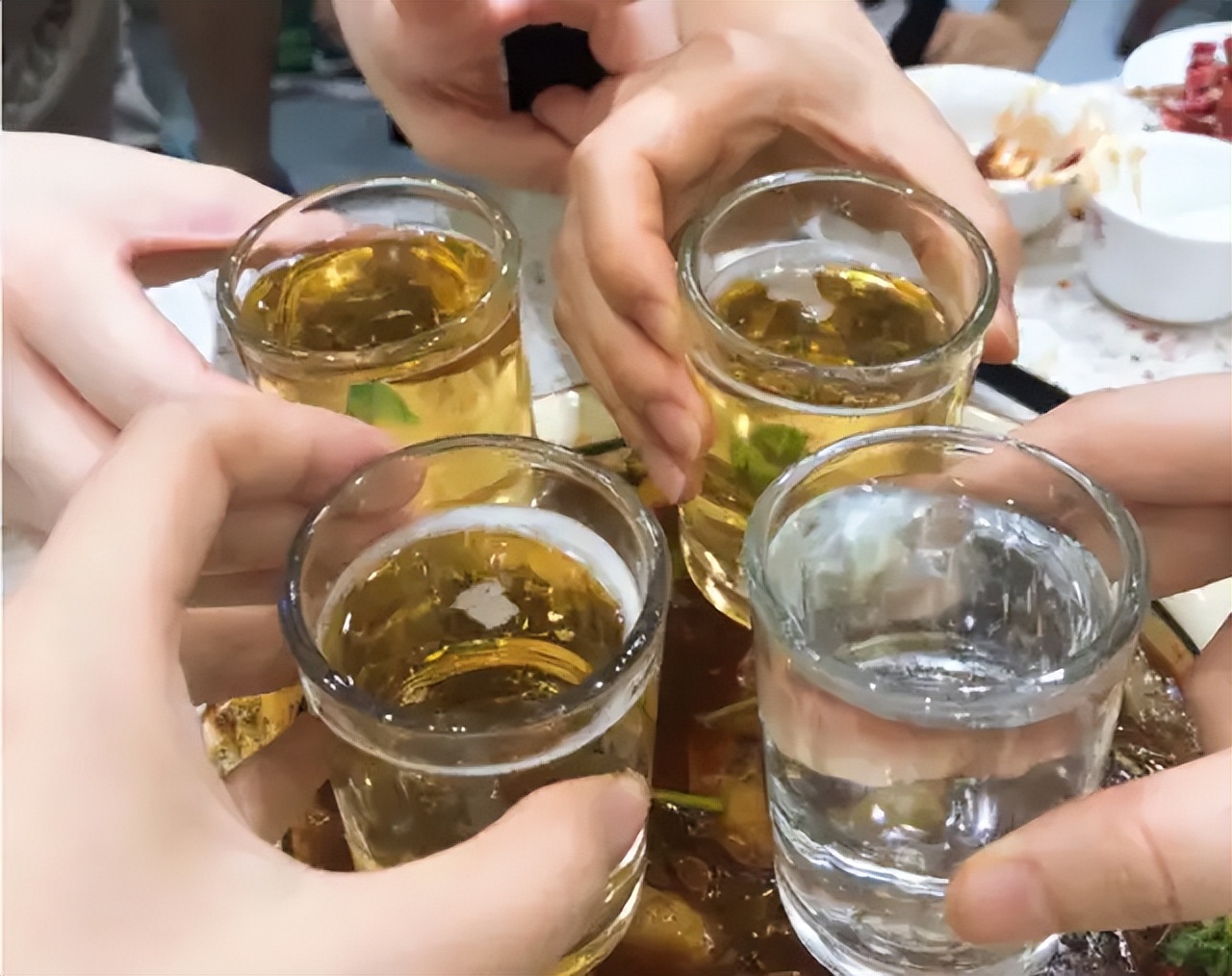 吃饭时长期喝点白酒的人，身体会出现哪些变化？是好还是坏？