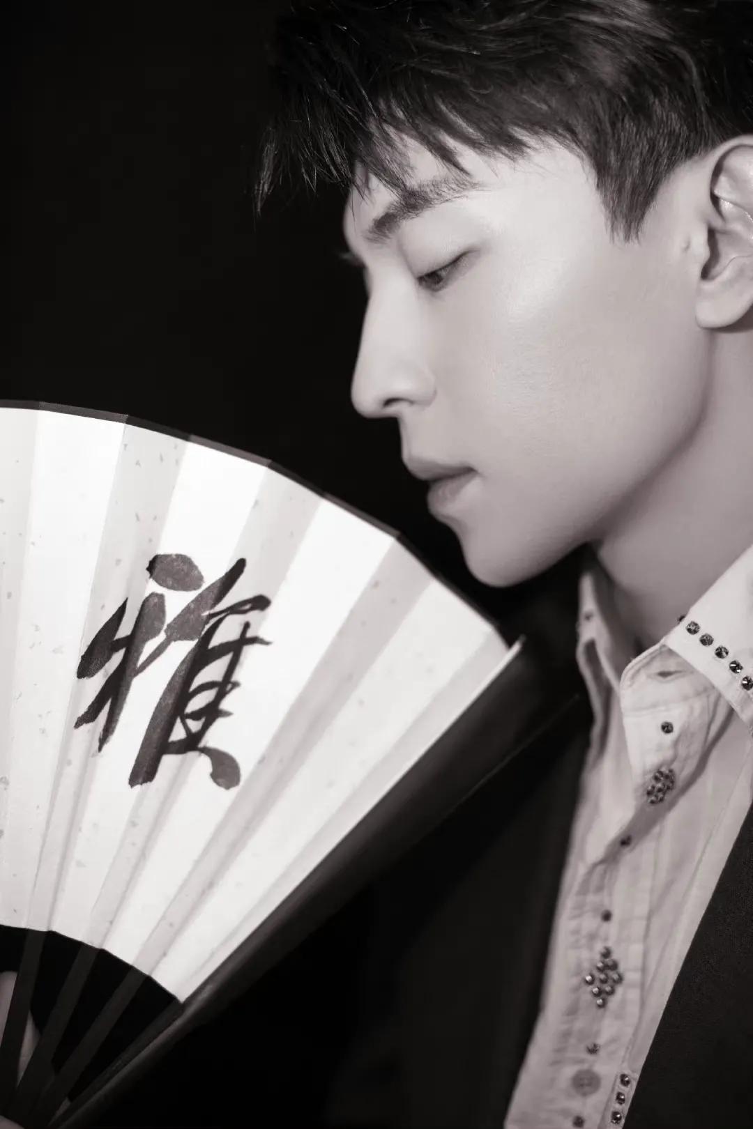 花样美男——邓伦青春气息十足图片