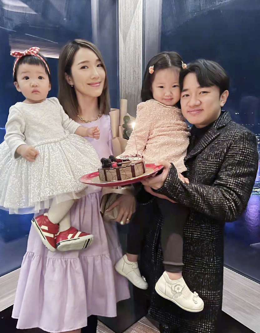 王祖蓝给马龙比心忙工作，李亚男开心晒娃，Gabby嘟嘴卖萌像爸爸