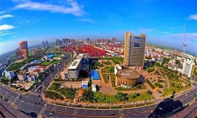 苏州一拆迁户，矮楼被别墅群包围，1000万也不拆，回家还得渡河