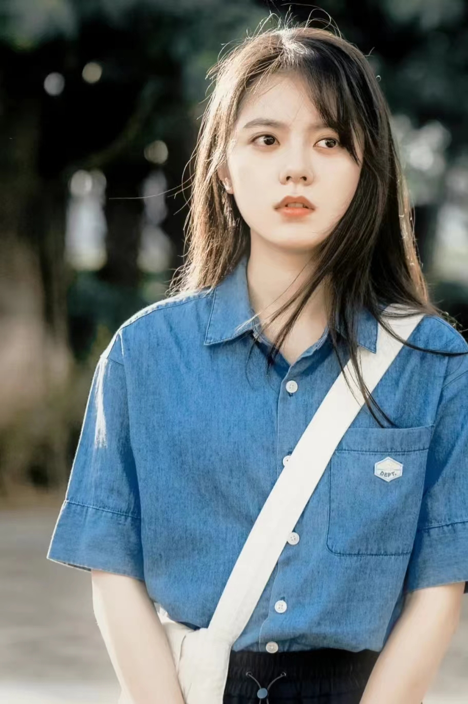 少女感还得看真大学生!赵今麦还是那么爱穿牛仔衫,写真照好美