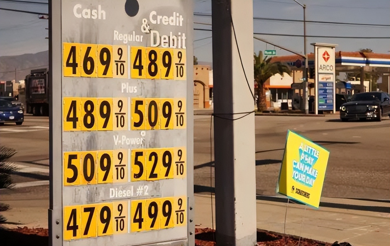 美国汽油价格20多年来首次突破5美元，拜登指责石油公司太暴利