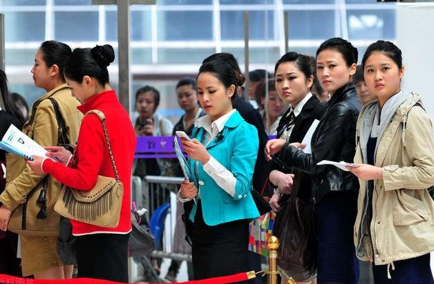 2022铁路局公开招聘，转正后月薪8000元，3类毕业生可以优先录取