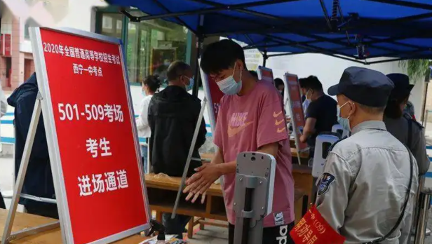 为啥高考当天不建议穿校服？资深班主任给出答案，原来大有学问