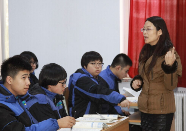 绩效奖金分配校长9000元，一线教师3200元，网友：难怪好老师走了