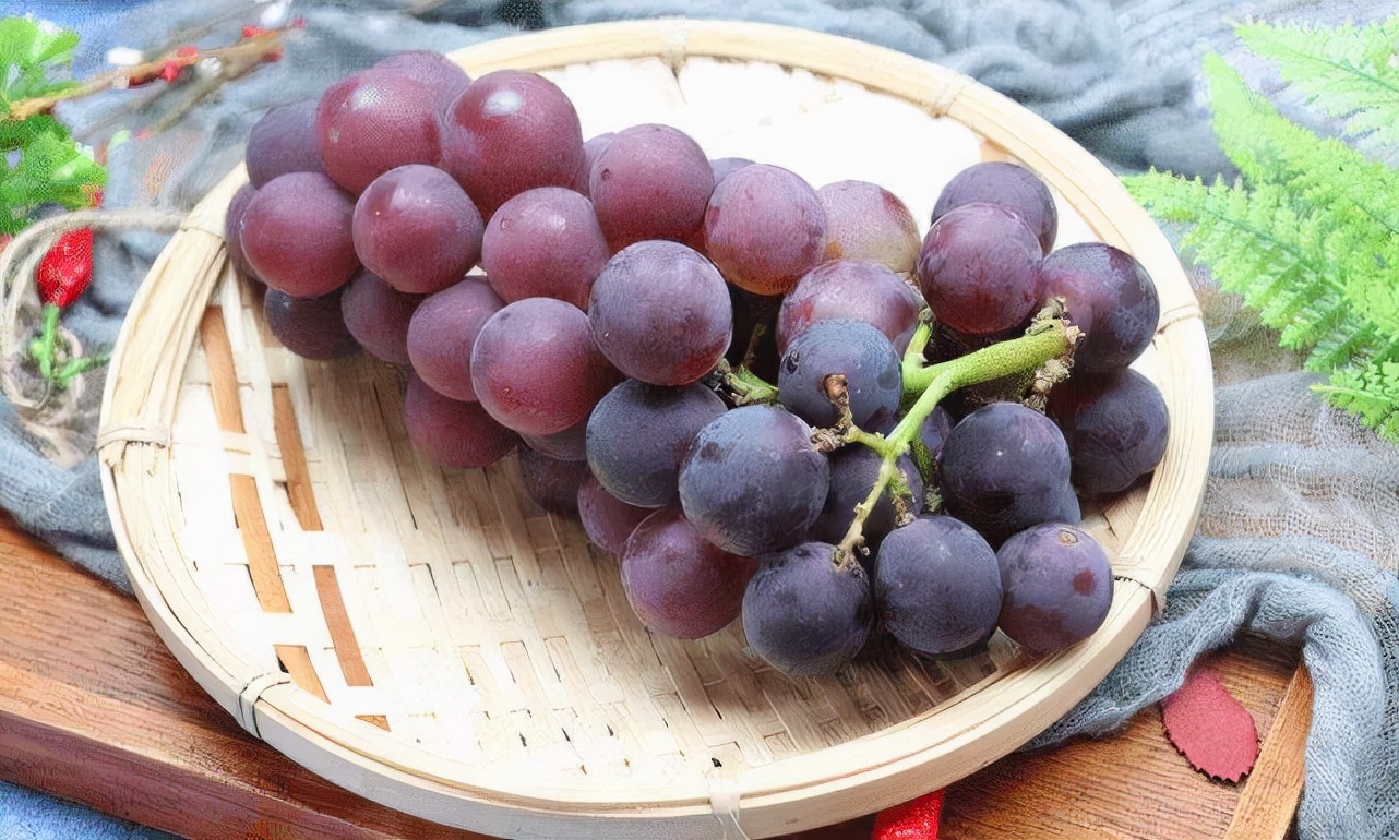 女人想要不显老，5种花青素含量高的食材别错过，气色红润显年轻